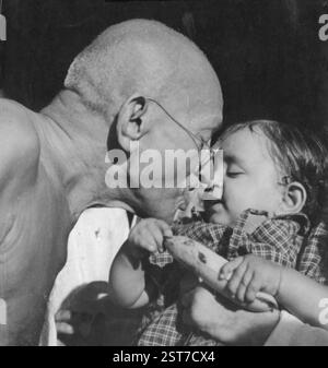 Mahatma Gandhi avec enfant - VERSION DE MODÈLE NON DISPONIBLE Banque D'Images