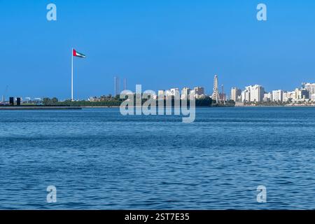 Le drapeau géant des Émirats arabes Unis s'est déroulé et se déplaçant doucement dans la chaleur. Il a même sa propre île appelée l'île du drapeau. Banque D'Images