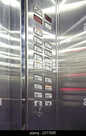Partie interne de l'ascenseur montrant les boutons de plancher Banque D'Images