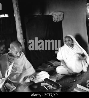 Mahatma Gandhi avec sa femme Kasturba dans sa cabane à Sevagram Ashram, wardha, Maharashtra, Inde, 1939 - AUTORISATION DU MODÈLE NON DISPONIBLE, Asie Banque D'Images