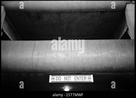 MM00008-09..... WASHINGTON - NE PAS ENTRER dans un panneau dans un garage de stationnement à Bremerton. Appareil photo Olympus X2A avec film Ilford HP5 plus. Banque D'Images