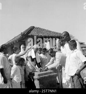 Mahatma Gandhi planter un arbre de tulsi à Sevagram Ashram, wardha, Maharashtra, Inde, 1946 - AUTORISATION DU MODÈLE NON DISPONIBLE, Asie Banque D'Images