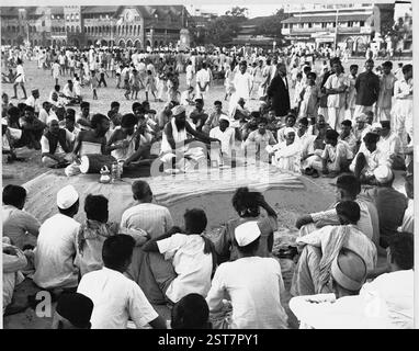 Chant de groupe, Chowpatty, Bombay, Mumbai, Maharashtra, Inde, Asie, 1957, Asie Banque D'Images