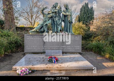 Paris, France - 02 02 2025 : cimetière du Père-Lachaise. Mémorial aux Tchécoslovaques tombés pour la France pendant la seconde Guerre mondiale Banque D'Images