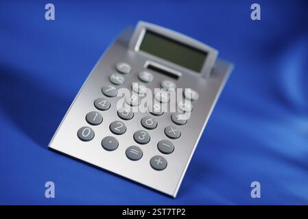 Concept, calculatrice sur fond bleu Banque D'Images