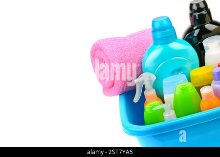Serviettes en coton, savon cosmétique et shampooing isolé sur fond blanc. Kit pour l'hygiène personnelle. Espace libre pour le texte. Banque D'Images