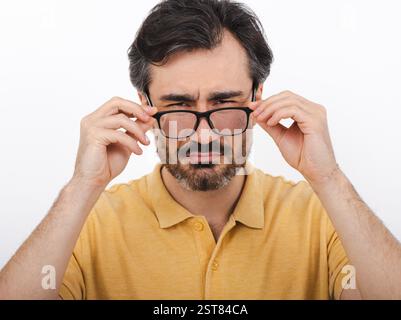 L'homme ayant une mauvaise vue utilise des lunettes de vue pour corriger sa vision. Ophtalmologie Banque D'Images