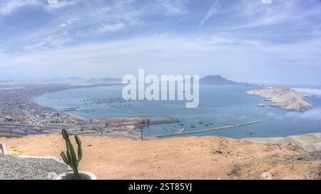 Chimbote, Pérou - 4 janvier 2023 : vue panoramique de la ville, de la baie et de l'Isla Blanca (Île Blanche) prise depuis le Cerro de la Paz (colline de la paix) Banque D'Images
