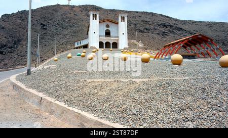 Chimbote, Pérou - 4 janvier 2023 : représentation à grande échelle de perles de Rosaire à l'extérieur de l'église de la colline de la paix Banque D'Images