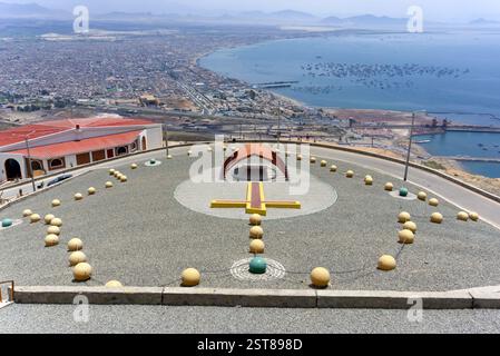 Chimbote, Pérou - 4 janvier 2023 : représentation à grande échelle de perles de Rosaire à l'extérieur de l'église de la colline de la paix avec restaurant et vue Banque D'Images