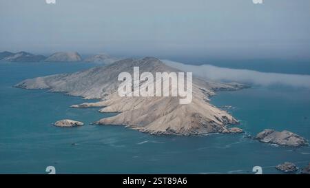 Chimbote, Pérou - 4 janvier 2023 : vue panoramique de l'Isla Blanca (Île Blanche) prise depuis le Cerro de la Paz (colline de la paix) Banque D'Images