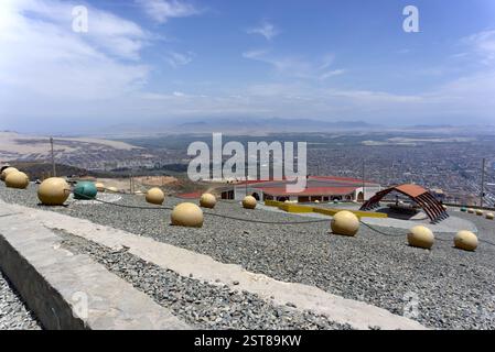 Chimbote, Pérou - 4 janvier 2023 : représentation à grande échelle de perles de Rosaire à l'extérieur de l'église de la colline de la paix avec restaurant et vue Banque D'Images