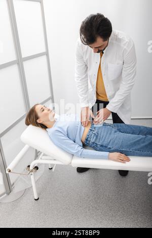 Patiente avec douleur au ventre côté est venu voir un médecin pour vérifier la santé de ses organes internes, tels que l'estomac, le foie, la vésicule biliaire, le pancréas et Banque D'Images