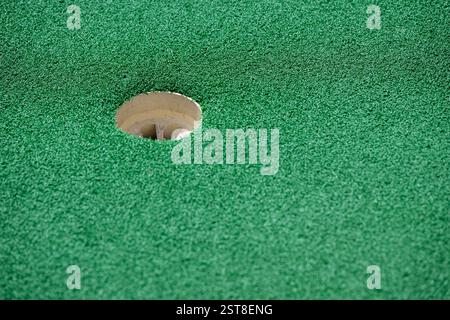 Vue rapprochée des balles de golf colorées sur putting green. Banque D'Images