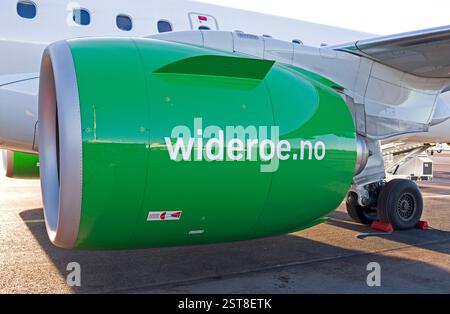 Helsinki, Finlande – 17.02.2019 : turboréacteur à engrenages d’un nouvel avion Embraer E190-E2 du Flyveselskap norvégien de Widerøe sur l’aéroport de Vantaa Banque D'Images