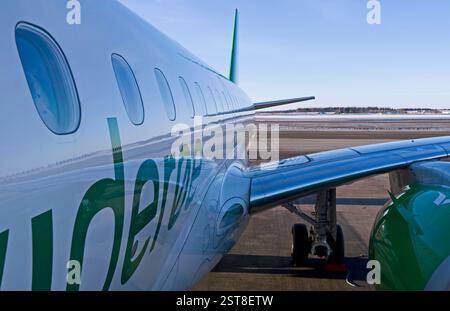Helsinki, Finlande – 17.02.2019 : nouvel Embraer E190-E2 du Flyveselskap norvégien de Widerøe sur l’aire de trafic de l’aéroport de Vantaa Banque D'Images