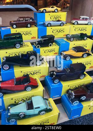 Voitures jouets assorties avec des boîtes affichées à la vente dans la vitrine du magasin Banque D'Images