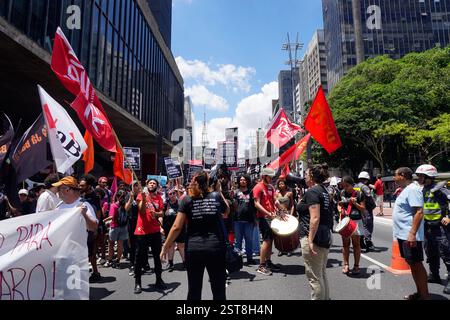 Des militants syndicaux manifestent sur l’avenue Paulista à Sao Paulo, au Brésil, le 16 février 2025 contre l’horaire de travail où les travailleurs n’ont qu’un jour de congé par semaine et sont tenus de travailler 6 jours par semaine. Crédit : cris Faga/Alamy Live News Banque D'Images