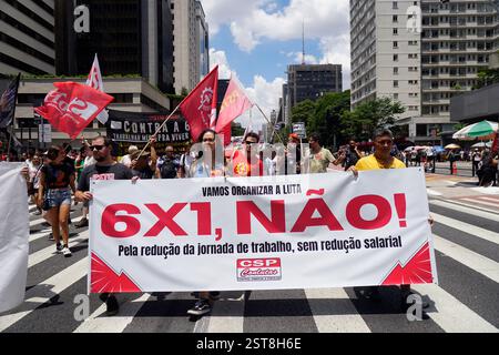 Des militants syndicaux manifestent sur l’avenue Paulista à Sao Paulo, au Brésil, le 16 février 2025 contre l’horaire de travail où les travailleurs n’ont qu’un jour de congé par semaine et sont tenus de travailler 6 jours par semaine. Crédit : cris Faga/Alamy Live News Banque D'Images
