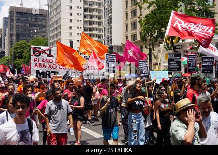 Des militants syndicaux manifestent sur l’avenue Paulista à Sao Paulo, au Brésil, le 16 février 2025 contre l’horaire de travail où les travailleurs n’ont qu’un jour de congé par semaine et sont tenus de travailler 6 jours par semaine. Crédit : cris Faga/Alamy Live News Banque D'Images