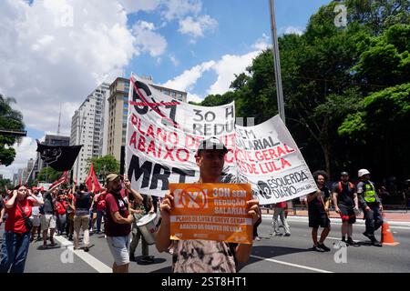 Des militants syndicaux manifestent sur l’avenue Paulista à Sao Paulo, au Brésil, le 16 février 2025 contre l’horaire de travail où les travailleurs n’ont qu’un jour de congé par semaine et sont tenus de travailler 6 jours par semaine. Crédit : cris Faga/Alamy Live News Banque D'Images