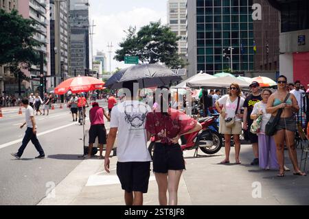 Des militants syndicaux manifestent sur l’avenue Paulista à Sao Paulo, au Brésil, le 16 février 2025 contre l’horaire de travail où les travailleurs n’ont qu’un jour de congé par semaine et sont tenus de travailler 6 jours par semaine. Crédit : cris Faga/Alamy Live News Banque D'Images