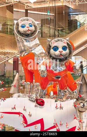 ginza, tokyo - 14 mai 2024 : la sculpture gonflable 'Big Cat Bang' de Kenji Yanobe, présente des personnages de chats astronautes qui semblent sauter dans le t Banque D'Images