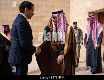 Riyad, Arabie Saoudite. 17 février 2025. U. Le secrétaire d’État Marco Rubio, à gauche, est accueilli par le ministre saoudien des Affaires étrangères Faisal bin Farhan, à droite, avant leur rencontre bilatérale au ministère des Affaires étrangères, le 17 février 2025 à Riyad, Arabie saoudite. Crédit : Freddie Everett/US State Department photo/Alamy Live News Banque D'Images