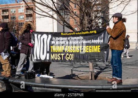 New York, NY, États-Unis. 17 février 2025. Des milliers de manifestants anti-Trump se sont rassemblés à Union Square à New York et ont marché au centre-ville jusqu'au Washington Square Park pour un rassemblement de protestation. Les manifestants du fascisme refusent tiennent une banderole devant la Washington Square Arch. Crédit : Ed Lefkowicz/Alamy Live News Banque D'Images