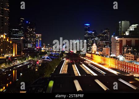 Vue aérienne de la gare ferroviaire de flinders Street de nuit, architecture décrétive de style victorien, Melbourne Australie Banque D'Images