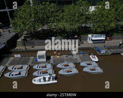Bateaux de plaisance sur la Yarra River Melbourne CBD, Victoria, Australie Banque D'Images