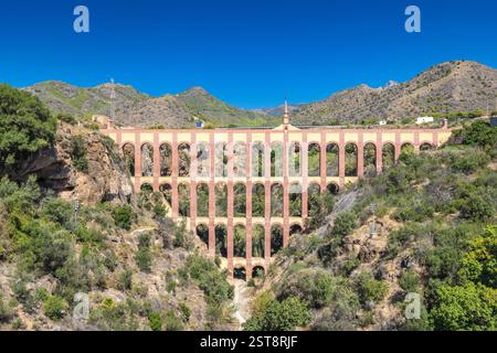 Aqueduc d'Aguila, pont près de la ville balnéaire de Nerja sur la côte de la Costa del sol en Andalousie. Ancien aqueduc enjambant une vallée, impressionnante archit Banque D'Images