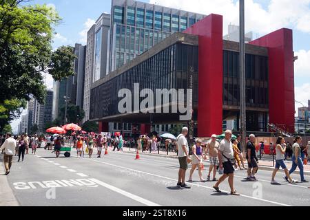 Des militants syndicaux manifestent sur l’avenue Paulista à Sao Paulo, au Brésil, le 16 février 2025 contre l’horaire de travail où les travailleurs n’ont qu’un jour de congé par semaine et sont tenus de travailler 6 jours par semaine. Crédit : cris Faga/Alamy Live News Banque D'Images