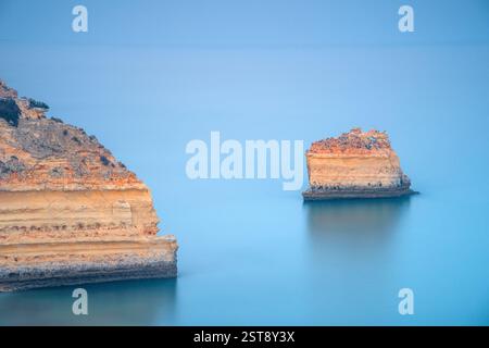Formations rocheuses sur la plage de la Marina au coucher du soleil dans la région de l'Algarve près des villes d'Albufeira et Portimao. Portugal. Banque D'Images