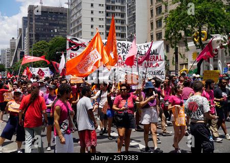 Des militants syndicaux manifestent sur l’avenue Paulista à Sao Paulo, au Brésil, le 16 février 2025 contre l’horaire de travail où les travailleurs n’ont qu’un jour de congé par semaine et sont tenus de travailler 6 jours par semaine. (Photo FAGA/SIPA USA) crédit : Sipa USA/Alamy Live News Banque D'Images