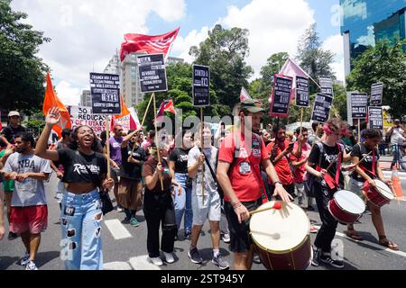Des militants syndicaux manifestent sur l’avenue Paulista à Sao Paulo, au Brésil, le 16 février 2025 contre l’horaire de travail où les travailleurs n’ont qu’un jour de congé par semaine et sont tenus de travailler 6 jours par semaine. (Photo FAGA/SIPA USA) crédit : Sipa USA/Alamy Live News Banque D'Images