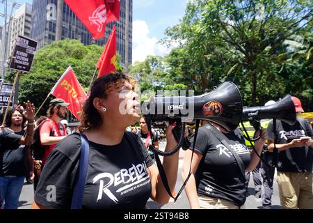 Des militants syndicaux manifestent sur l’avenue Paulista à Sao Paulo, au Brésil, le 16 février 2025 contre l’horaire de travail où les travailleurs n’ont qu’un jour de congé par semaine et sont tenus de travailler 6 jours par semaine. (Photo FAGA/SIPA USA) crédit : Sipa USA/Alamy Live News Banque D'Images