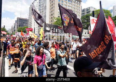 Des militants syndicaux manifestent sur l’avenue Paulista à Sao Paulo, au Brésil, le 16 février 2025 contre l’horaire de travail où les travailleurs n’ont qu’un jour de congé par semaine et sont tenus de travailler 6 jours par semaine. (Photo FAGA/SIPA USA) crédit : Sipa USA/Alamy Live News Banque D'Images