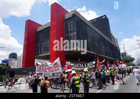 Des militants syndicaux manifestent sur l’avenue Paulista à Sao Paulo, au Brésil, le 16 février 2025 contre l’horaire de travail où les travailleurs n’ont qu’un jour de congé par semaine et sont tenus de travailler 6 jours par semaine. (Photo FAGA/SIPA USA) crédit : Sipa USA/Alamy Live News Banque D'Images