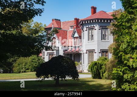 La façade néo-gothique du manoir Kingscote à Newport, Rhode Island, États-Unis Banque D'Images
