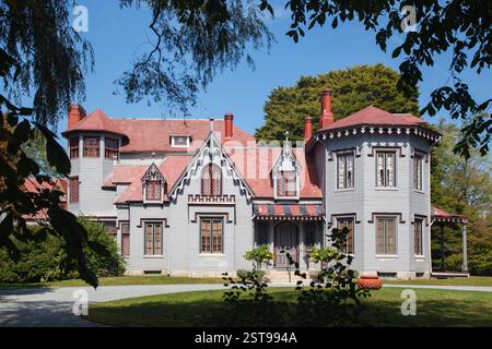 La façade néo-gothique du manoir Kingscote à Newport, Rhode Island, États-Unis Banque D'Images