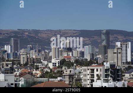 Addis-Abeba. 13 février 2025. Cette photo prise le 13 février 2025 montre une vue de la ville d'Addis-Abeba, Ethiopie. Addis-Abeba, capitale de l'Éthiopie et siège de l'Union africaine, est entourée de montagnes et bénéficie d'un climat doux et d'un riche patrimoine culturel. Crédit : Han Xu/Xinhua/Alamy Live News Banque D'Images