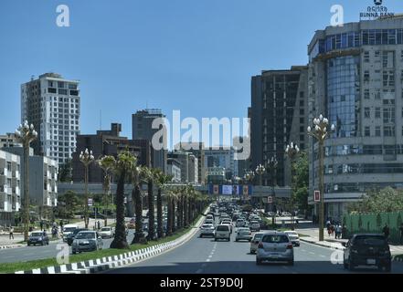 Addis-Abeba. 13 février 2025. Cette photo prise le 13 février 2025 montre une vue de rue d'Addis-Abeba, Ethiopie. Addis-Abeba, capitale de l'Éthiopie et siège de l'Union africaine, est entourée de montagnes et bénéficie d'un climat doux et d'un riche patrimoine culturel. Crédit : Han Xu/Xinhua/Alamy Live News Banque D'Images
