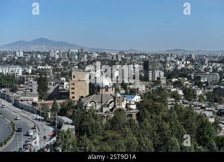 Addis-Abeba. 13 février 2025. Cette photo prise le 13 février 2025 montre une vue de la ville d'Addis-Abeba, Ethiopie. Addis-Abeba, capitale de l'Éthiopie et siège de l'Union africaine, est entourée de montagnes et bénéficie d'un climat doux et d'un riche patrimoine culturel. Crédit : Han Xu/Xinhua/Alamy Live News Banque D'Images