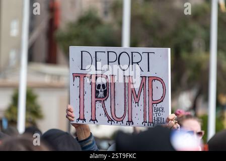 San Francisco, Calif., États-Unis, 17 février 2025. Un manifestant tient une pancarte au-dessus de la foule en lisant « déporter Trump » lors d'une manifestation de la Journée du Président à l'hôtel de ville de San Francisco, l'une des nombreuses manifestations populaires organisées aux États-Unis pendant la fête. Les objectifs de la politique d'immigration de Donald Trump, y compris les déportations massives, figuraient parmi les plaintes formulées par les manifestants lors de l'événement. Shelly Rivoli/Alamy Banque D'Images