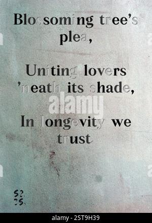 Le plaidoyer de l'arbre fleuri, unissant les amoureux 'neath son ombre, dans la longévité que nous avons confiance. Guilde des écrivains d'argent de Thaddeus Northcote. Art de Zsuzsa Szikra. Poésie Art Print, Triplumes est une forme poétique unique inspirée du haïku traditionnel, composée de trois lignes qui capturent des moments de clarté, d'émotion et de perspicacité. Dans notre collection, nous embrassons la liberté de la langue, où le mélange des mots et la suppression des traits d'Union est plus qu'un choix stylistique, c'est une façon de transmettre l'unité et la proximité entre les idées, créant une expression fluide et compacte qui résonne avec les rythmes de la vie moderne. Banque D'Images