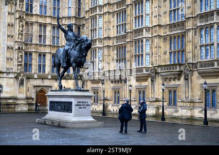 Londres, Royaume-Uni. 31 janvier 2025. Deux policiers britanniques admirent la statue de Richard Ier à cheval, également connu sous le nom de Richard cœur de Lion dans Old Pa Banque D'Images