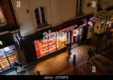 Londres, Royaume-Uni. 31 janvier 2025. Boutique de souvenirs de Londres la nuit vendant des souvenirs touristiques et des cadeaux dans le centre de Londres, Royaume-Uni Banque D'Images