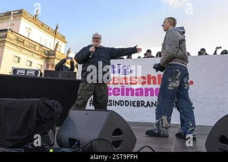 Soho Bani et Herbert Groenemeyer (à gauche) contre l'extrémisme de droite, August-Bebel-Platz, Berlin, 16/02/2025 Banque D'Images