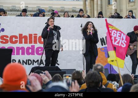 Bela B de Die Aerzte et Mina Richmann jouent à la main dans Hand gegen Rechtsextremismus, August-Bebel-Platz, Berlin, 16/02/2025 Banque D'Images